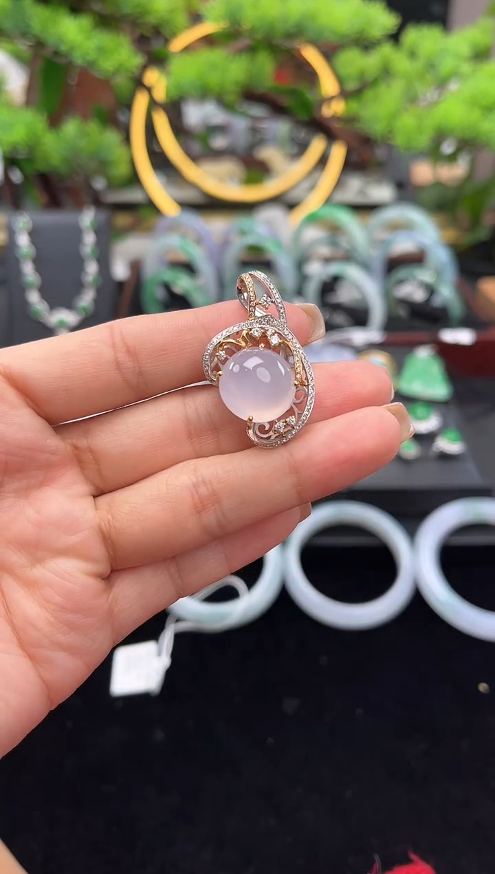 颈饰18K金镶嵌翡翠吊坠