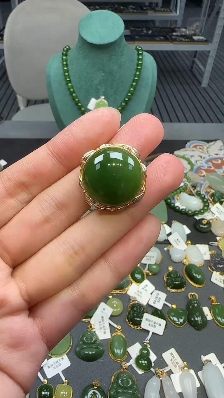 18K金镶嵌和田玉挂件1