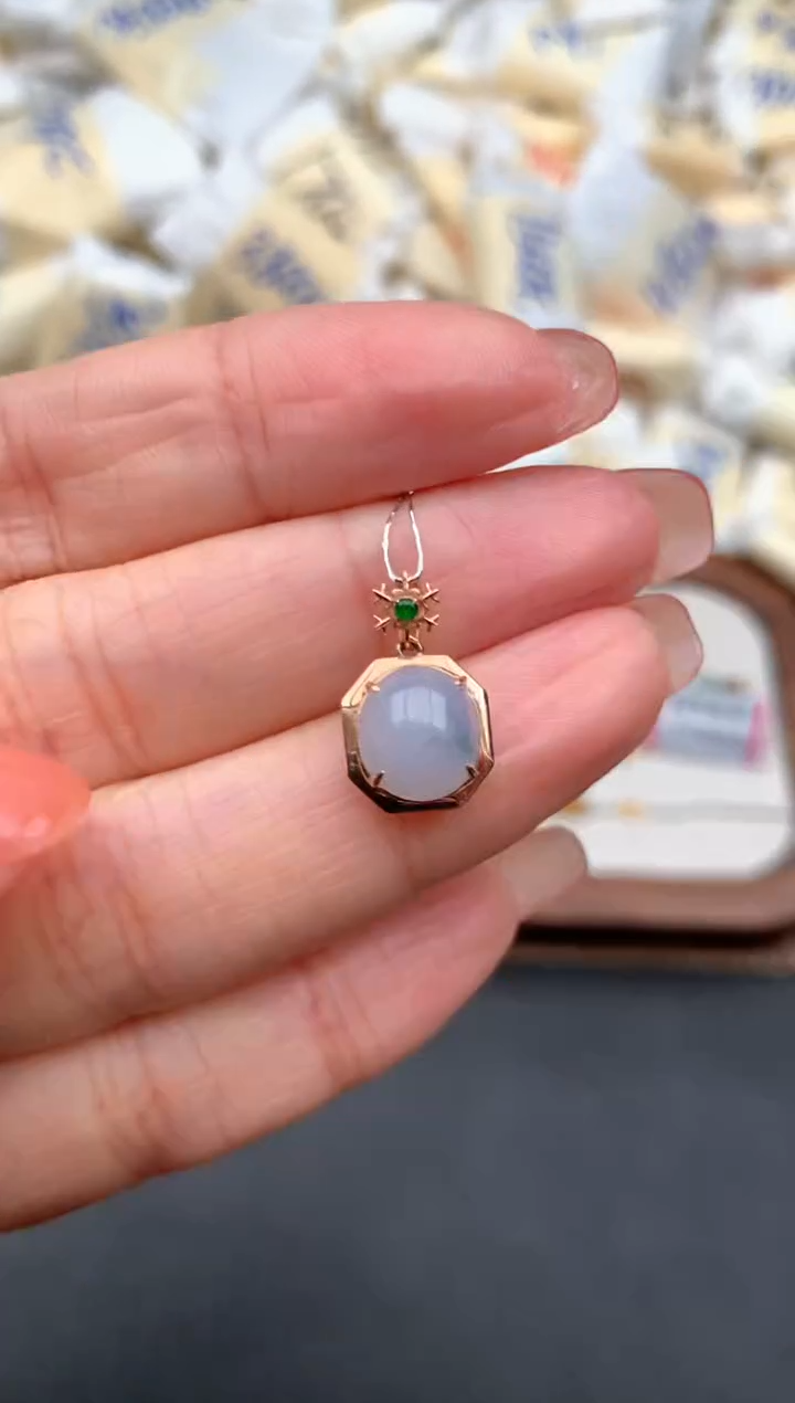 18K金镶嵌挂件翡翠1