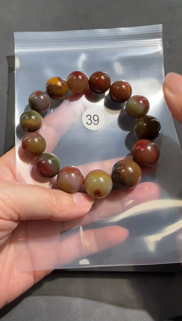 未镶嵌手串玛瑙/玉髓雪**衣原矿无优化无胶裂七彩盐源全家福