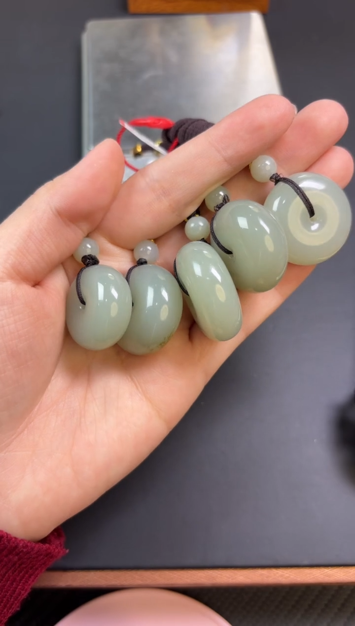 【闪购商品】和田玉吊坠(赠链)未镶嵌且末微色差近矿吊坠多样性发货