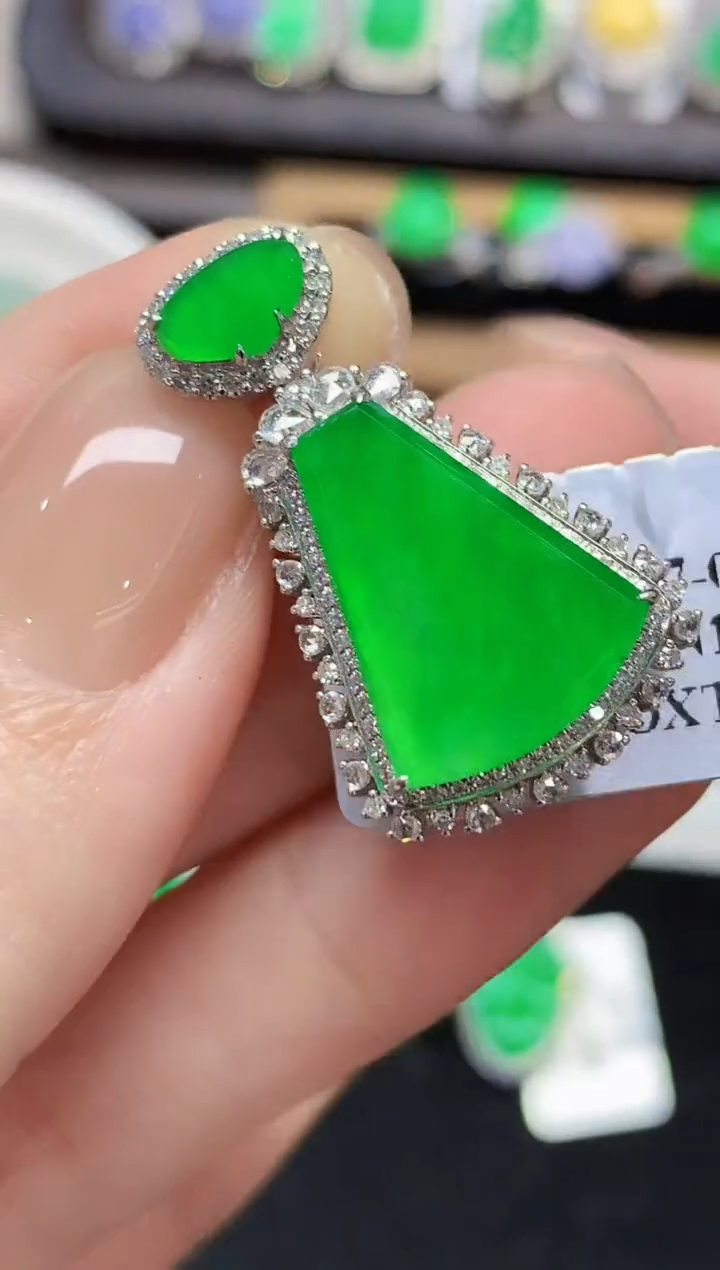 吊坠(不含链)18K金镶嵌翡翠LSR多样性发其一