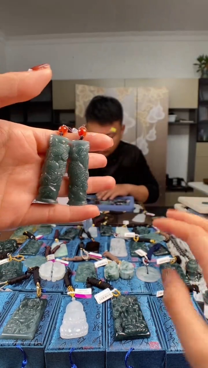 颈饰未镶嵌翡翠   多样性发其一