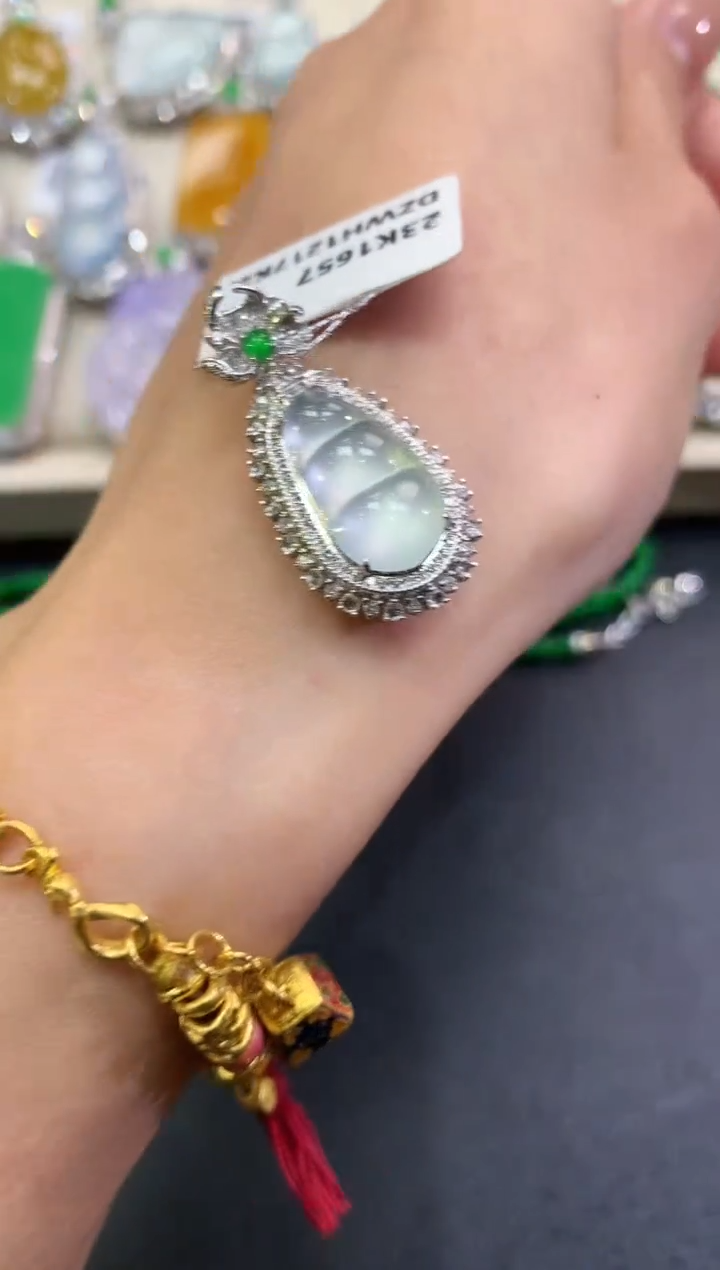 【闪购商品】翡翠吊坠(不含链)18K金镶嵌q150      