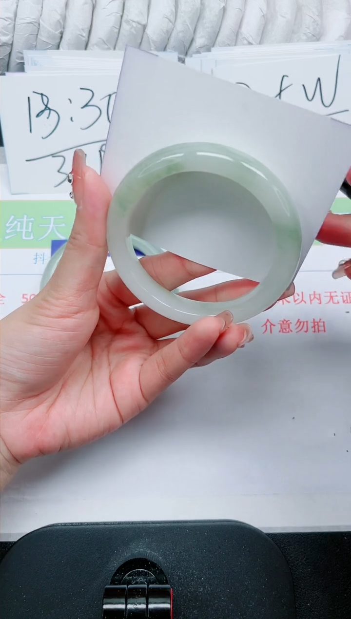 【闪购商品】石英质玉手镯未镶嵌360