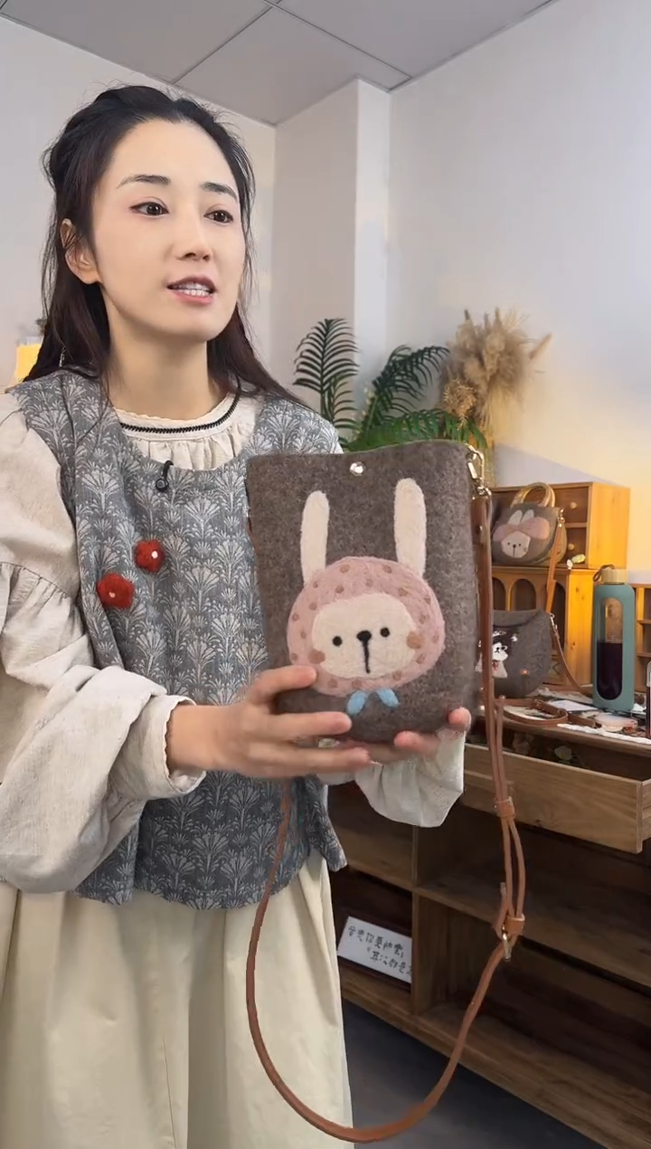 羊毛非遗纯手工包  手机包兔子