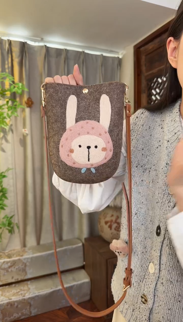 羊毛非遗羊毛毡包 手机包兔子