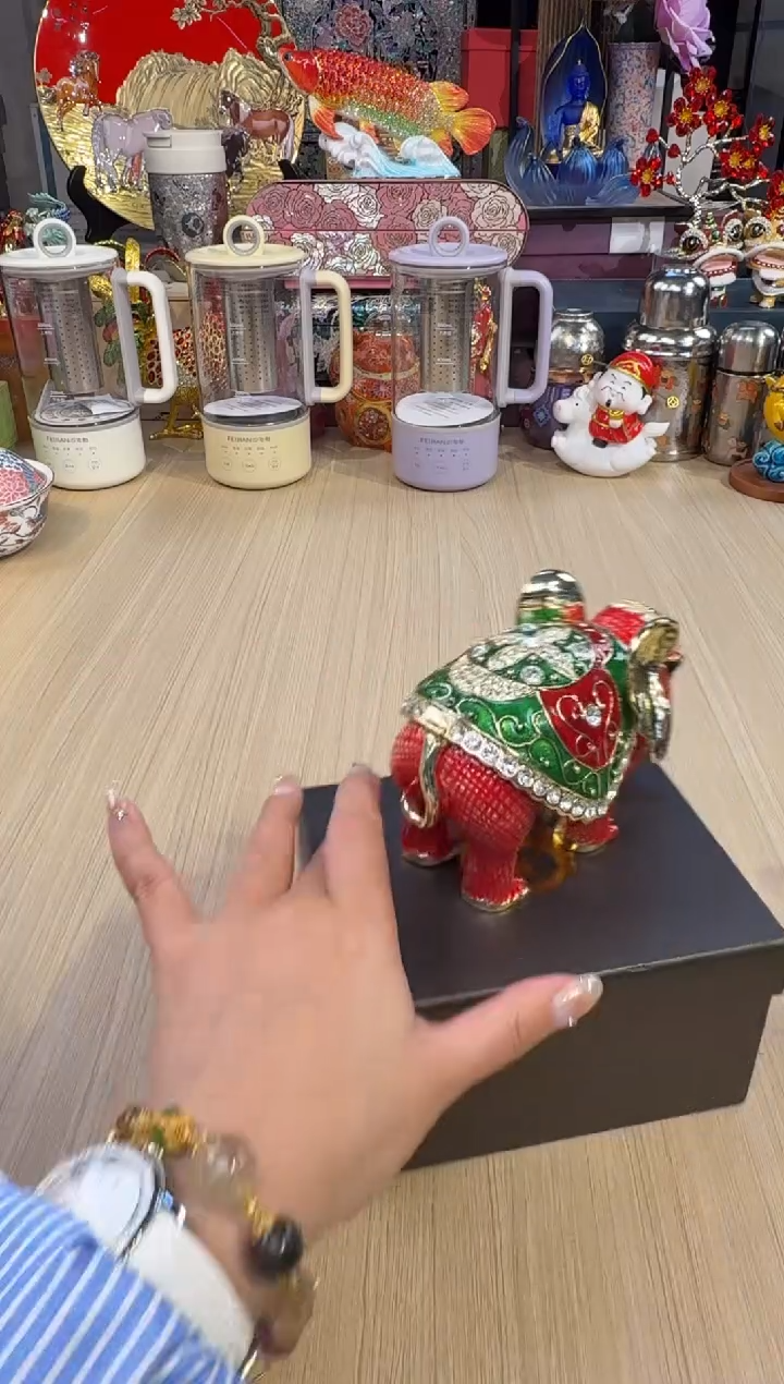 199七宝红色大象