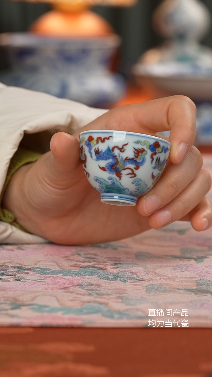 源明青忆斗彩翼龙纹小杯