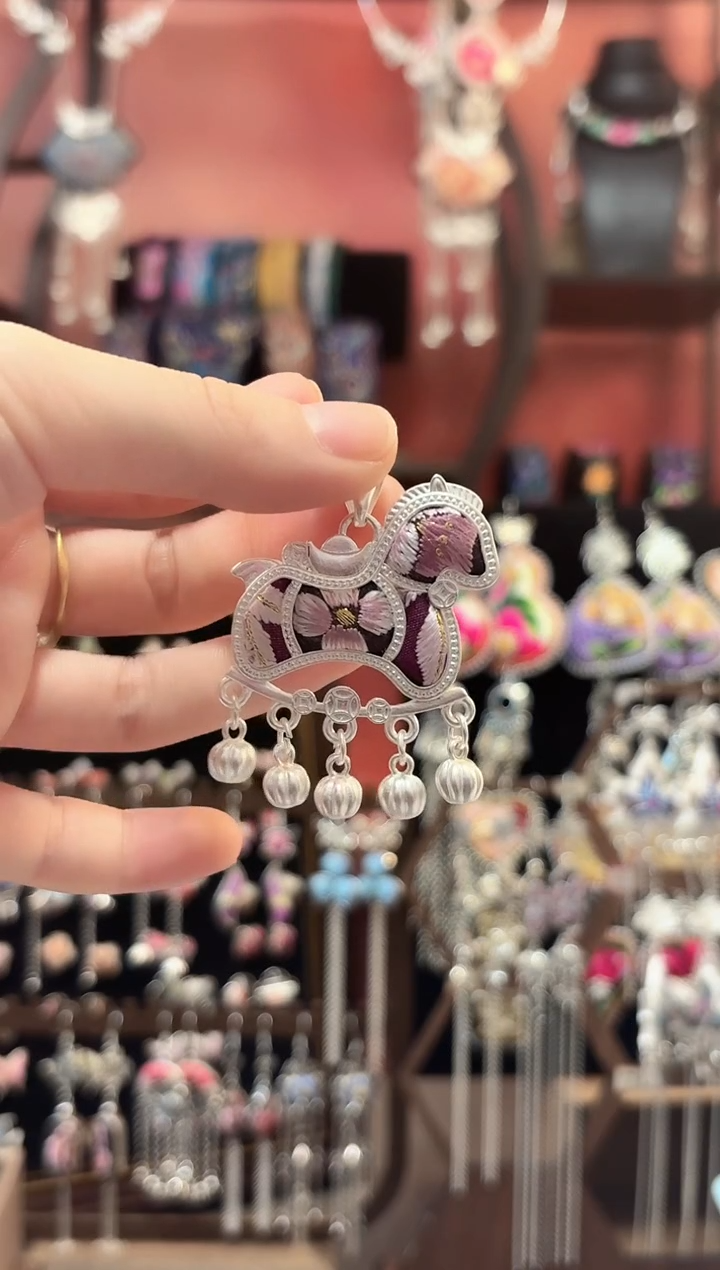 织绣 云织谣民族风精美饰品   175