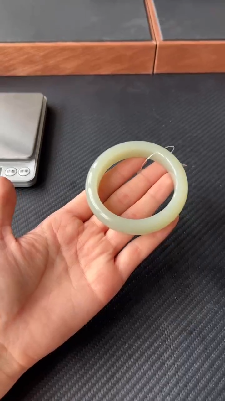 【闪购商品】和田玉手镯未镶嵌且末微色差近矿56 