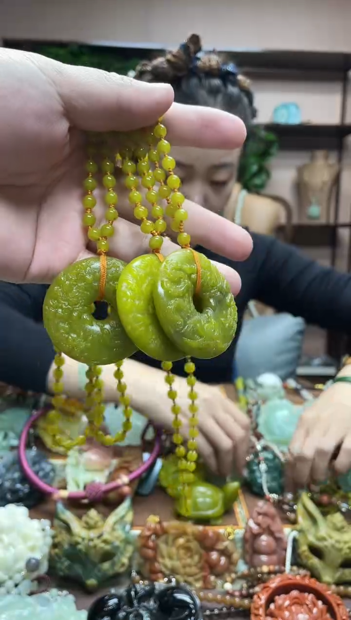 未镶嵌岫玉吊坠多样性发货发其中之一