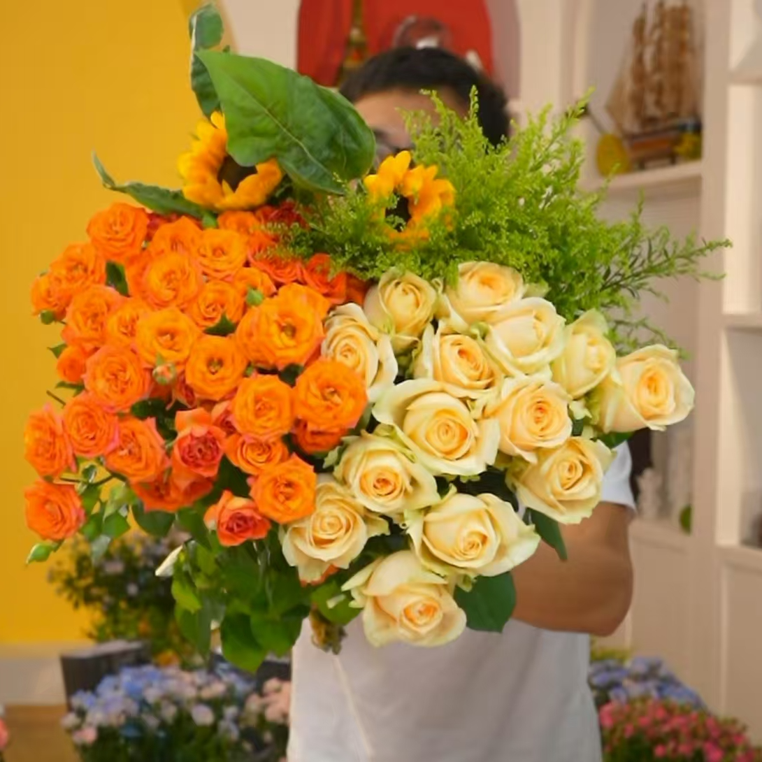 【香槟10支+橙色芭比5支+向日葵2支+黄莺】拍二单送配草 家用鲜花