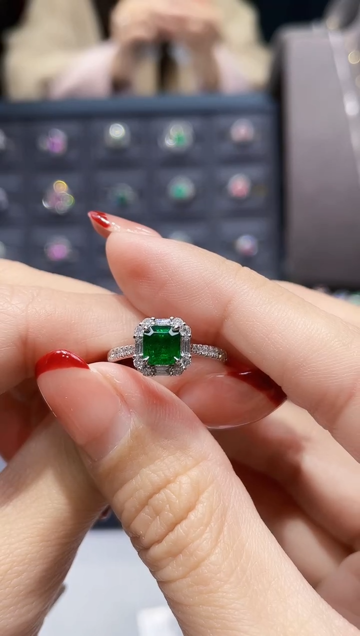 【闪购商品】祖母绿戒指18K金镶嵌0.74克拉