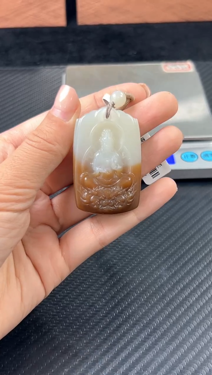 和田玉未镶嵌吊坠(赠链)且末金山微色差吊坠