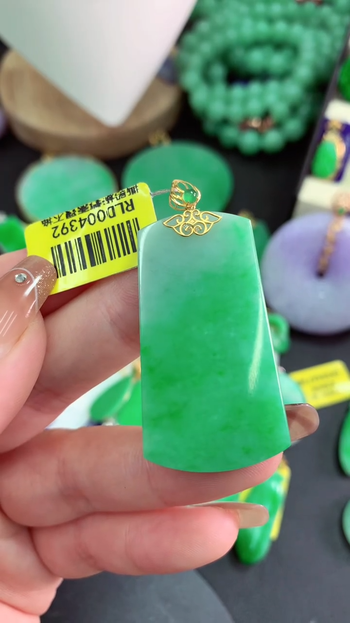 颈饰18K金镶嵌翡翠挂件