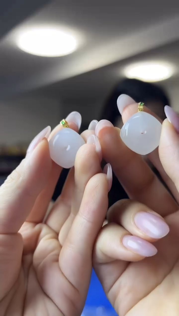 颈饰18K金镶嵌和田玉（多样性发一件）