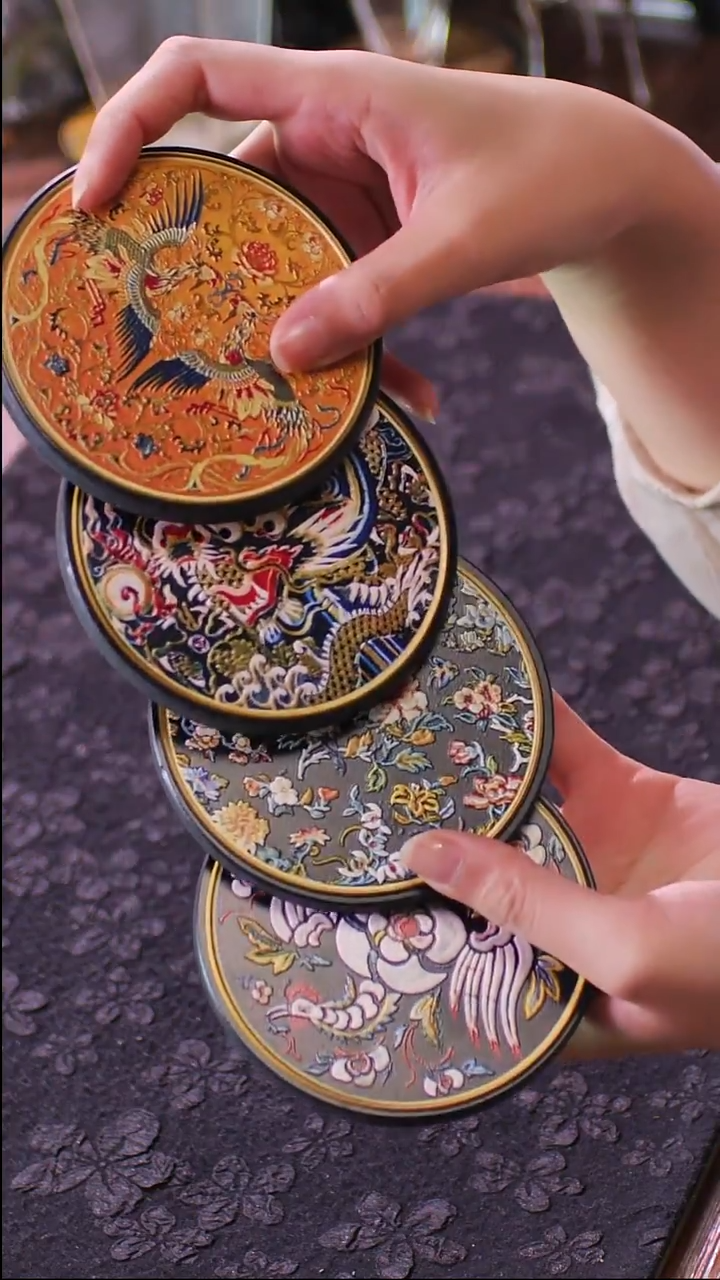 壹藏贰宝花龙戏凤图案杯垫一套