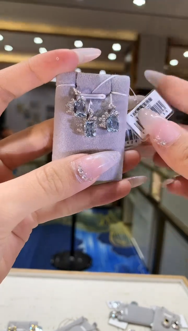 【闪购商品】海蓝宝石吊坠(不含链)18K金镶嵌吊坠多样性发一