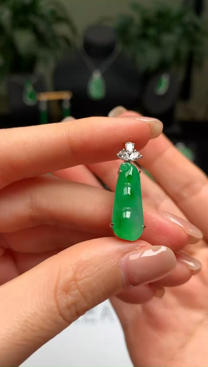 颈饰18K金镶嵌翡翠福豆