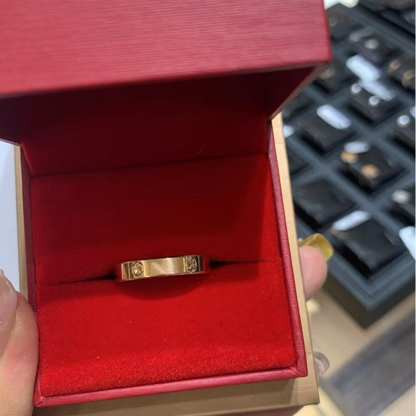 18k红米字戒指卡4mm时尚大气精致J18K30