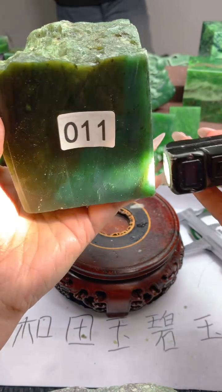 和田玉（碧玉）未镶嵌珠宝半成品1