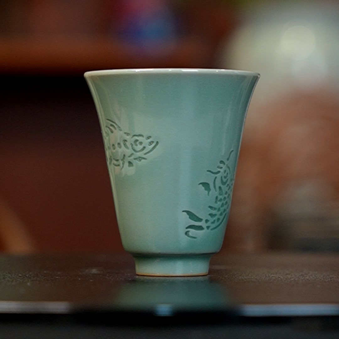 12.30/N00064/晓哥窑/青釉鱼纹玲珑铃铛杯