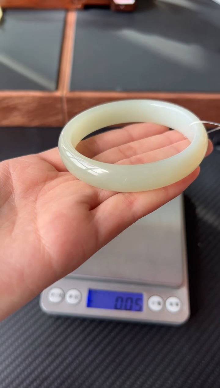 和田玉未镶嵌手镯且末微色差近矿58+