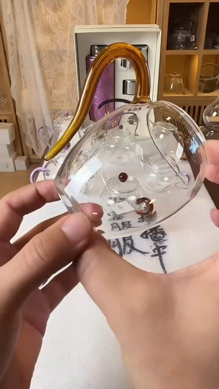 黄玲珑。。。。。。。。。。