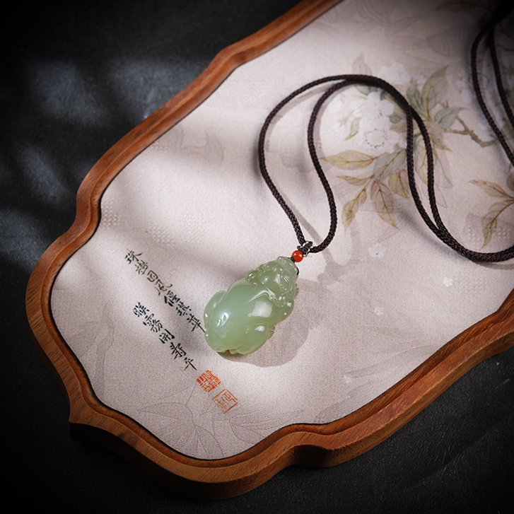 【鑫浩矿业】新疆和田玉-沙枣青大貔貅吊坠挂件一件