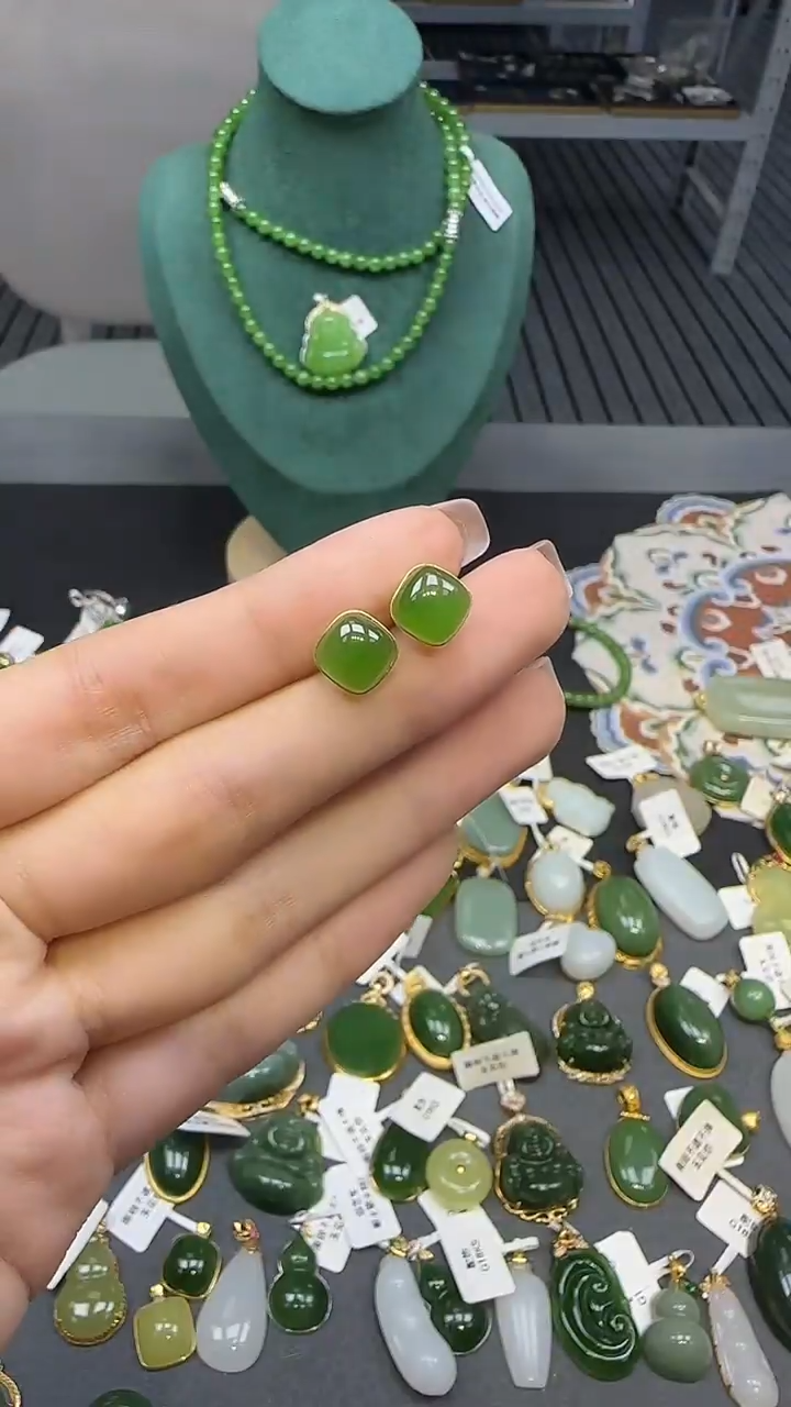 18K金镶嵌和田玉耳饰1