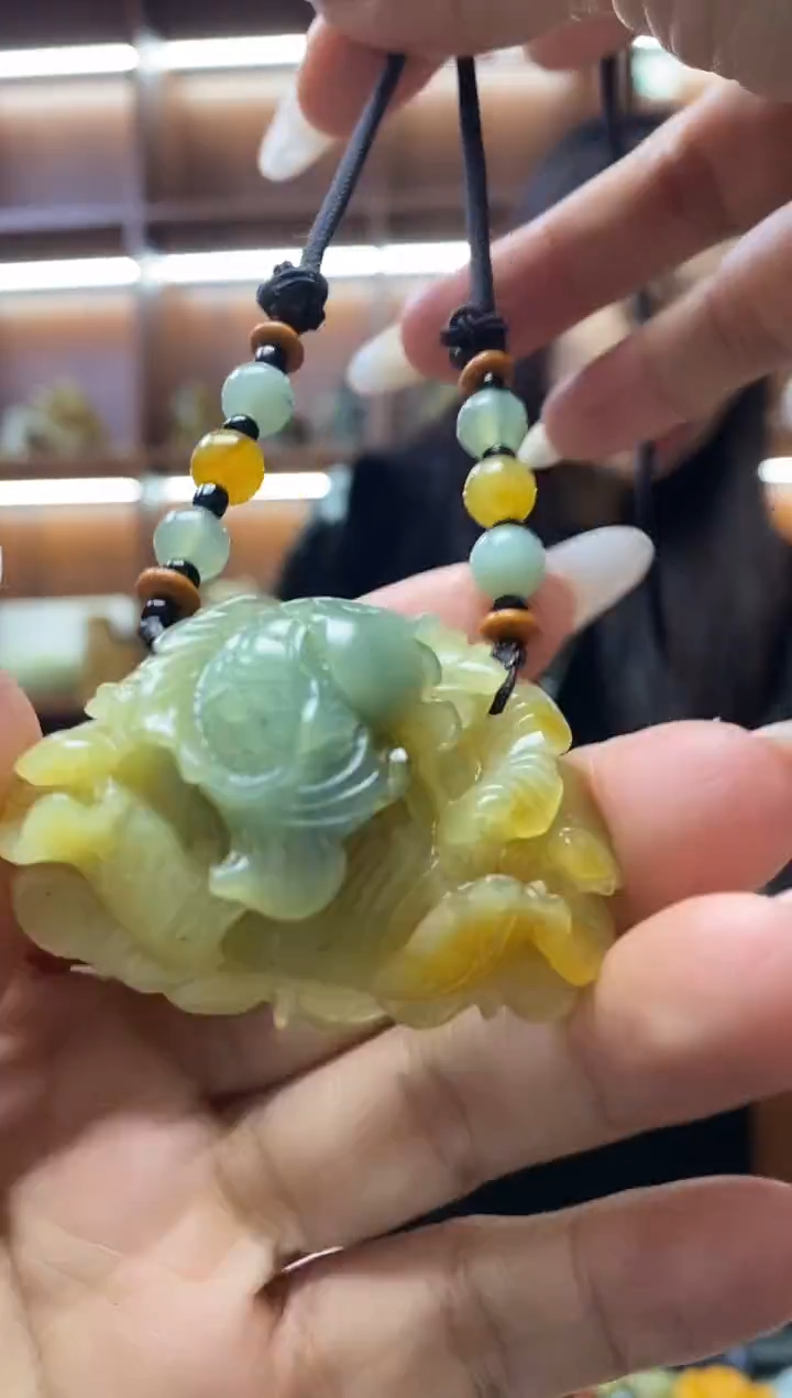 未镶嵌蛇纹石玉吊坠   