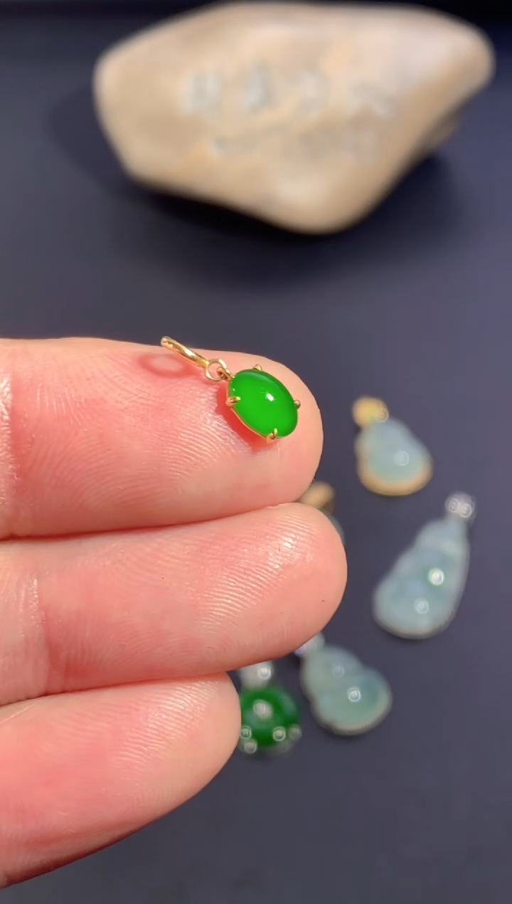 颈饰18K金镶嵌翡翠        