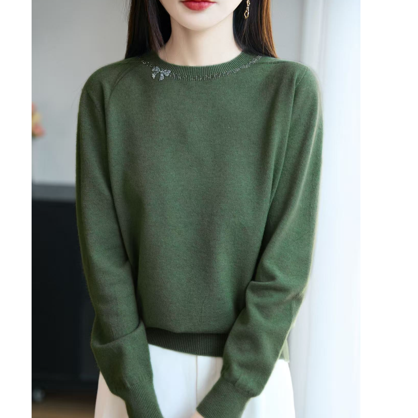 【热卖】气质轻奢烫钻圆领宽松毛衣女秋冬新款时尚超洋气打底小衫