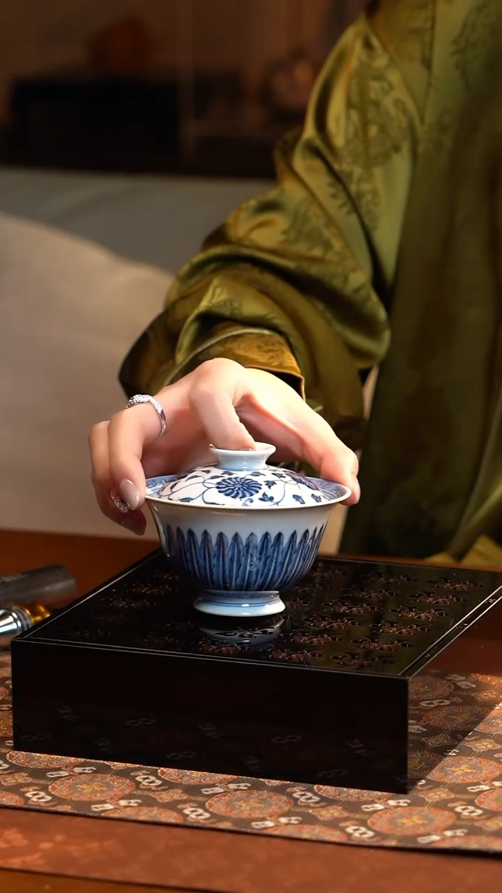 【闪购商品】L元煦窑青花菊瓣內绘一束莲小盖碗