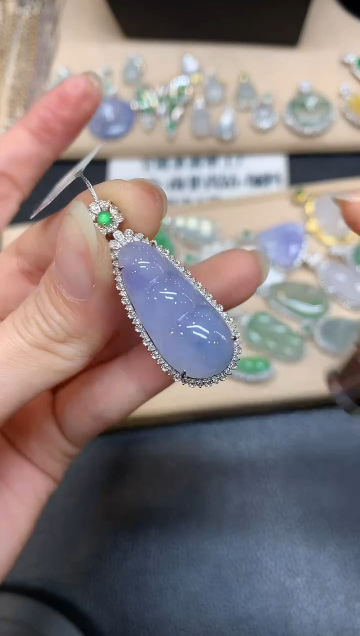 【闪购商品】翡翠颈饰18K金镶嵌福豆【无服务费