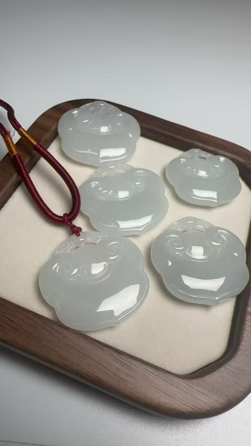 天然A货缅甸翡翠 精美 如意锁吊坠 多样性发其一  /5028