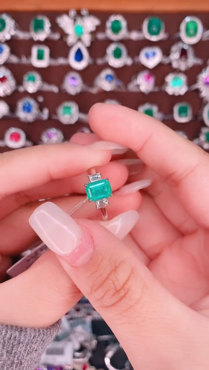 【闪购商品】祖母绿18K金戒指18K金镶嵌1.37克拉