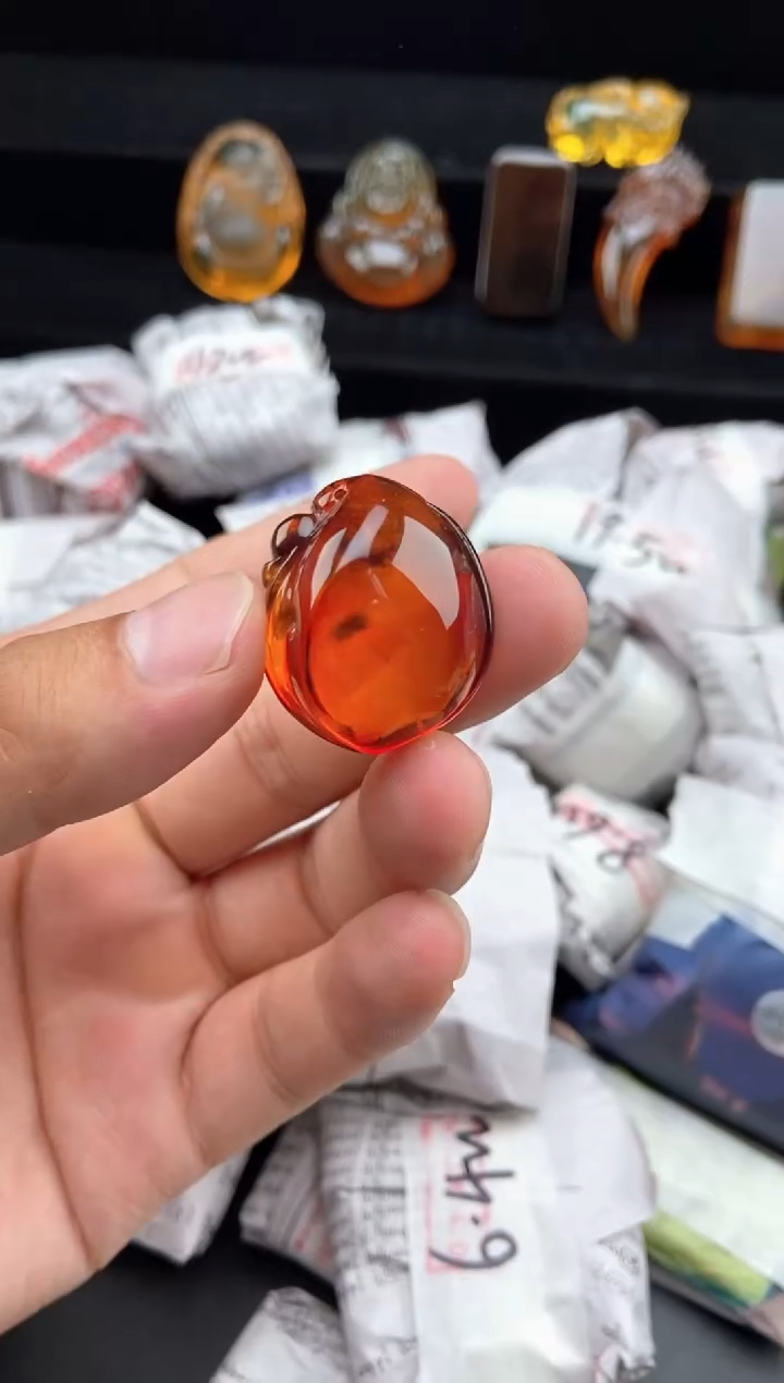 琥珀颈饰未镶嵌血珀福瓜吊坠
