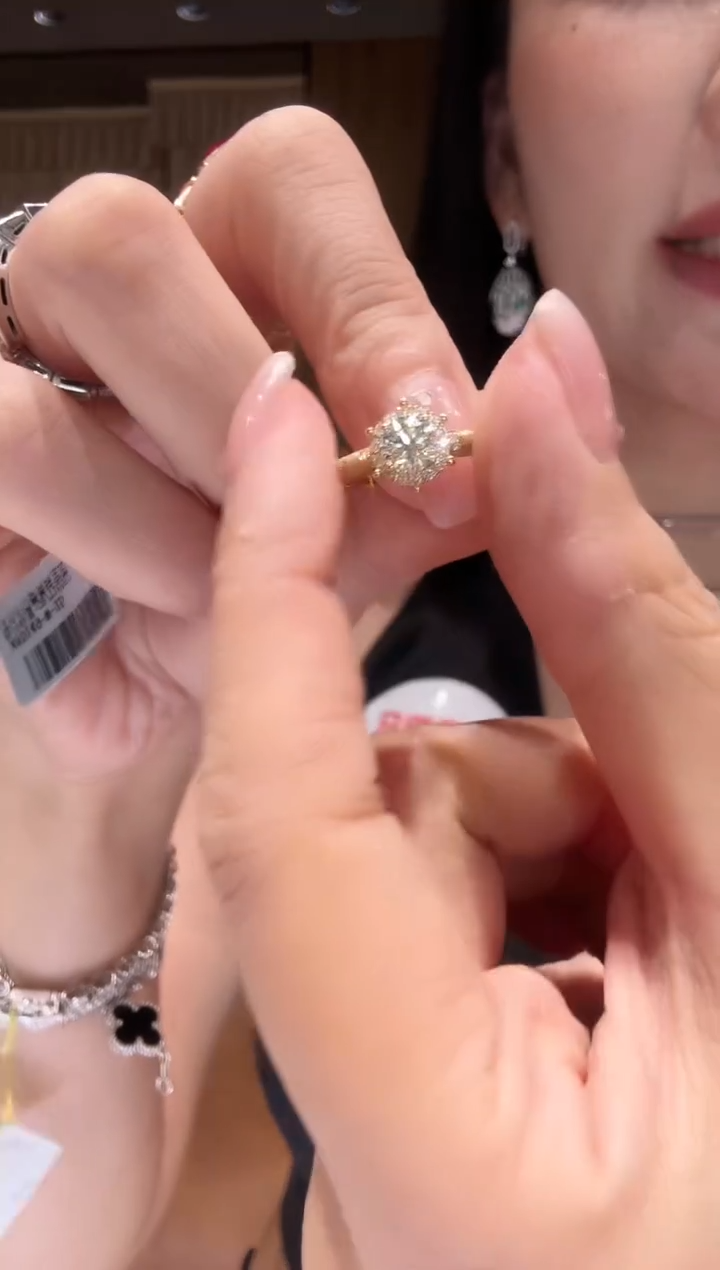 戒指18K金镶嵌钻石布布拉丝50分