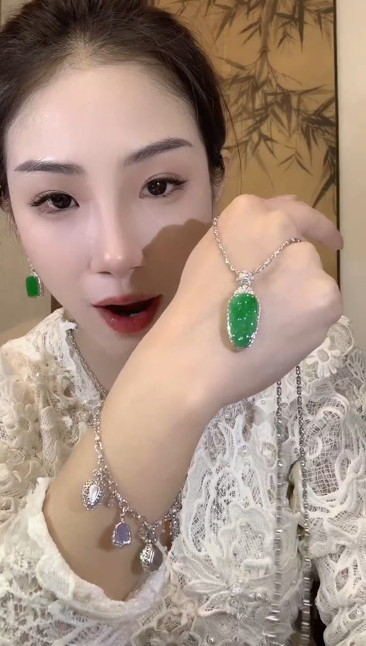 【闪购商品】翡翠吊坠(不含链)18K金镶嵌A25多样性发一件