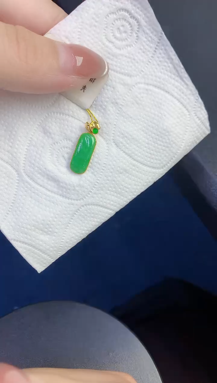 颈饰18K金镶嵌翡翠缅甸天然翡翠A货