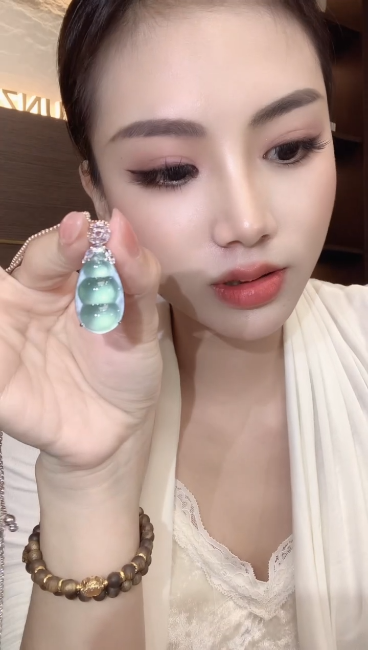 吊坠(不含链)18K金镶嵌翡翠不****水C36