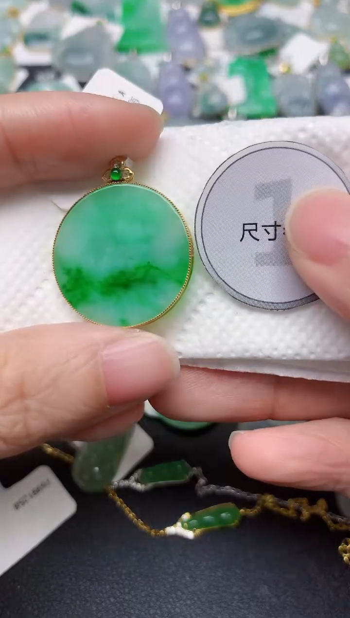 颈饰18K金镶嵌翡翠天然翡翠A货