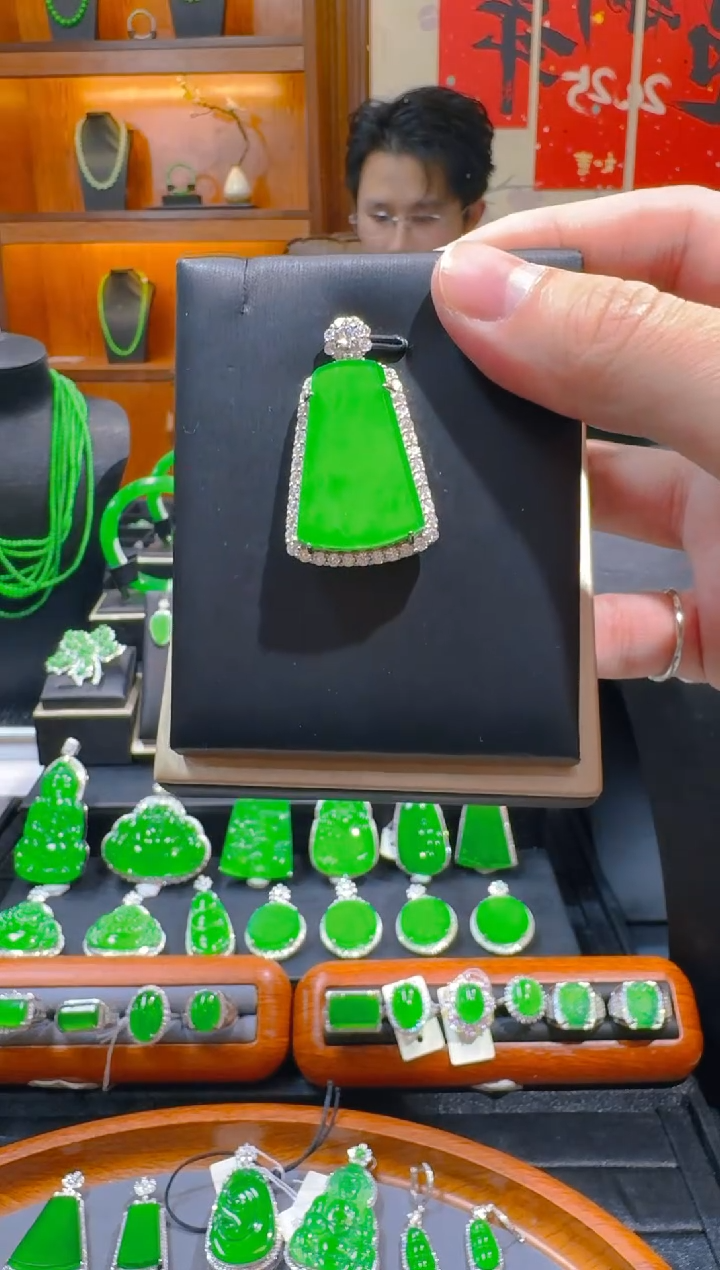 【闪购商品】翡翠吊坠(赠链)银S925镶嵌天然A货翡翠