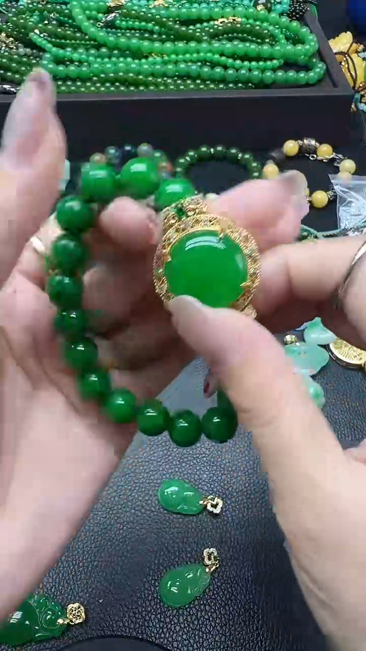 翡翠未镶嵌颈饰大蛋面手串