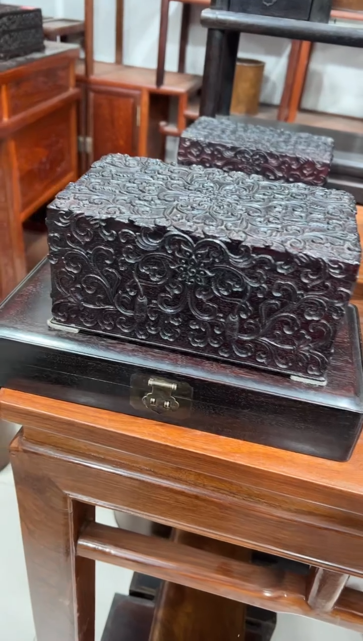 紫檀木满雕扣盒1