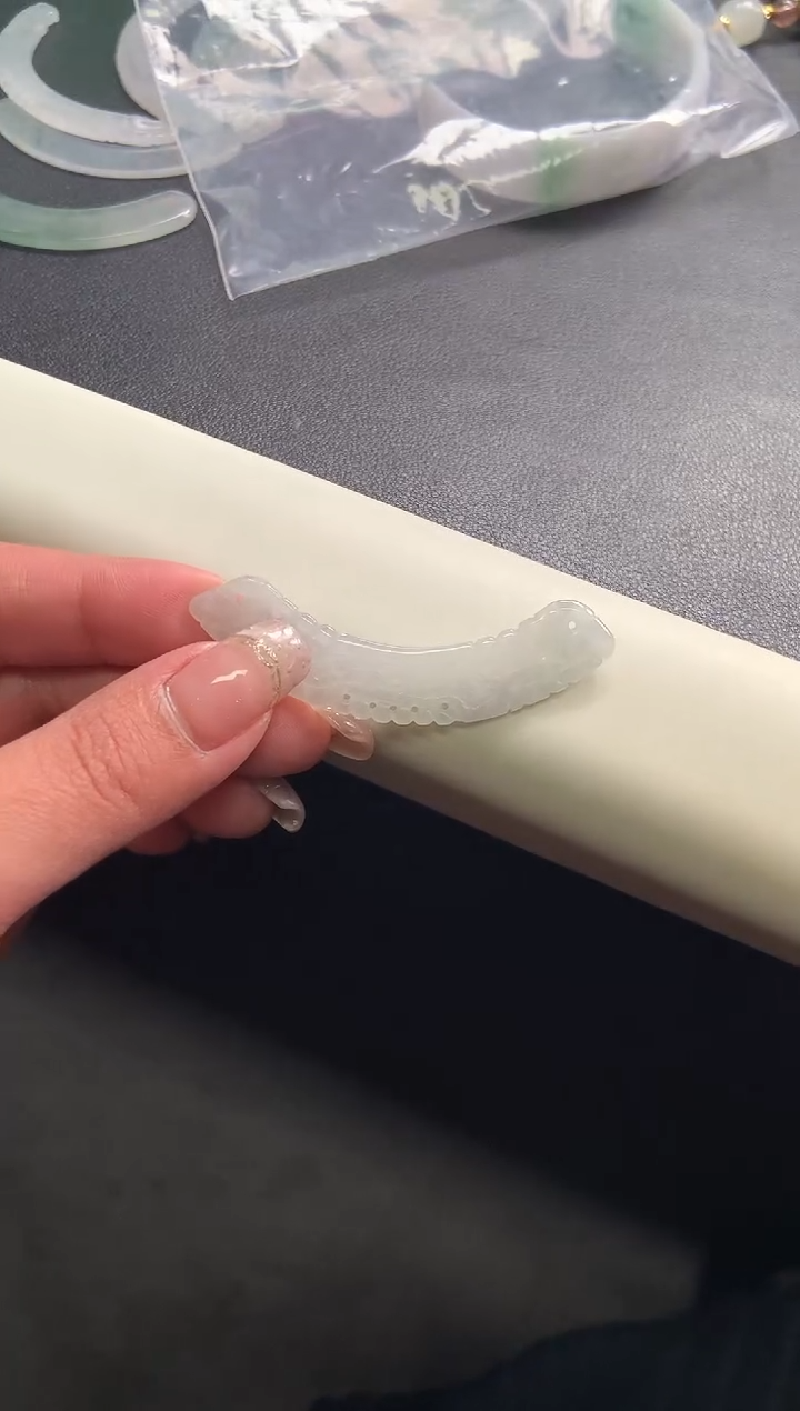 【闪购商品】翡翠颈饰未镶嵌玉璜（带绳）