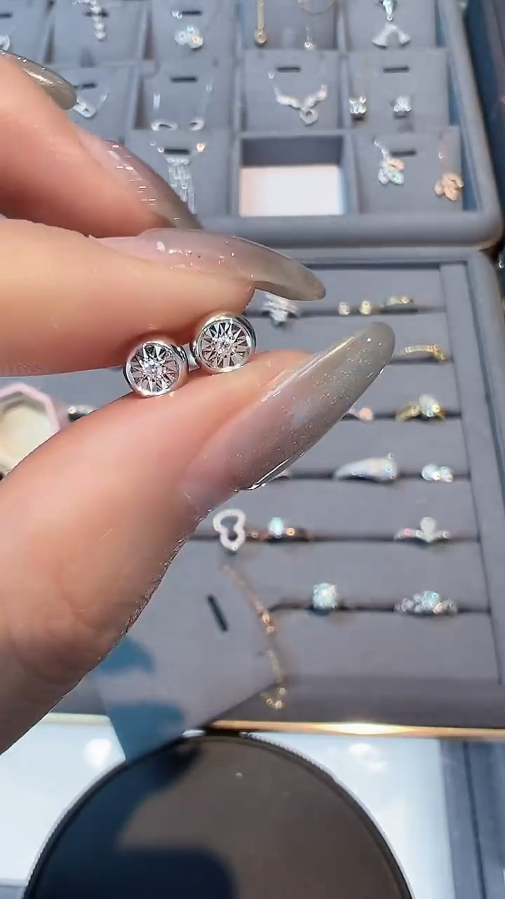 【闪购商品】钻石耳饰18K金镶嵌耳钉