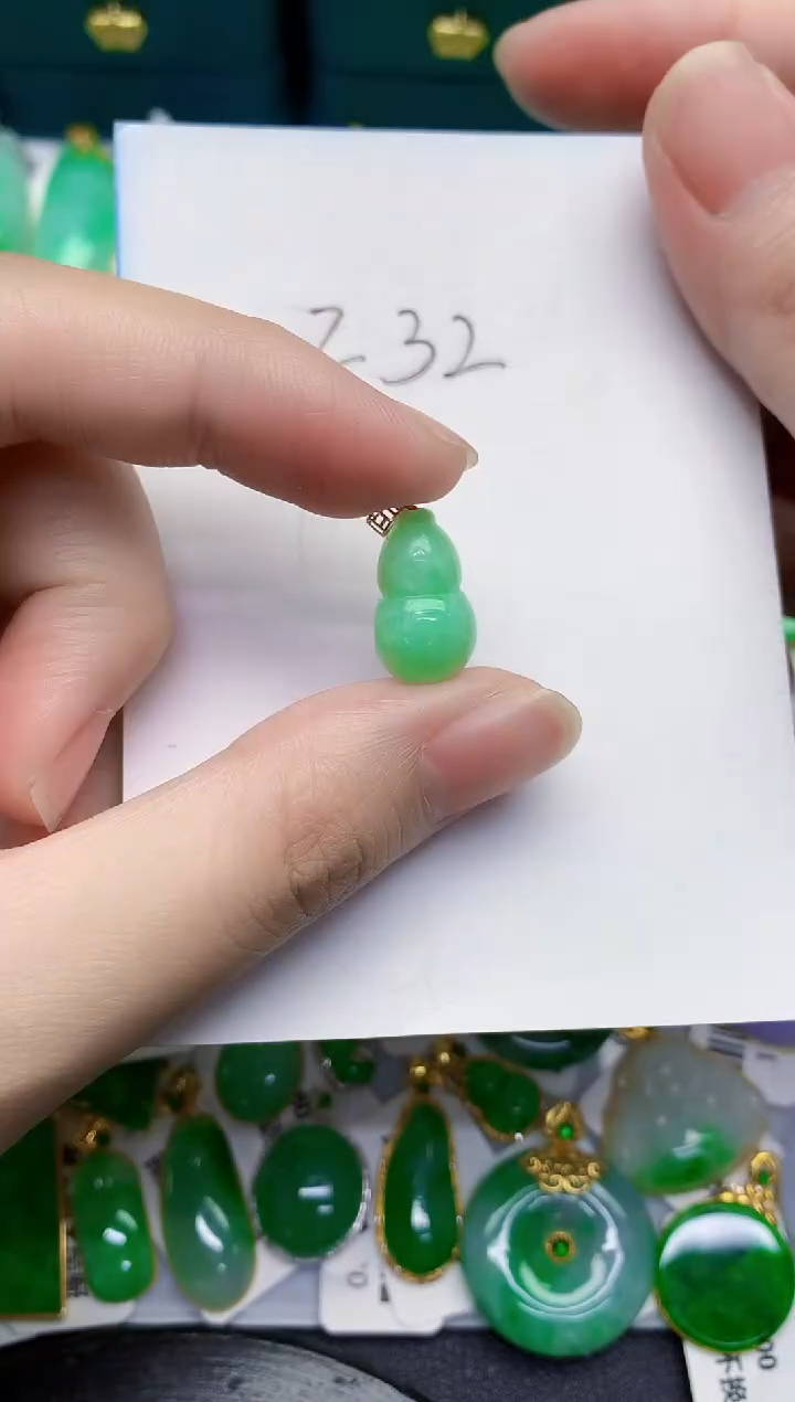 翡翠18K金镶嵌颈饰000000000